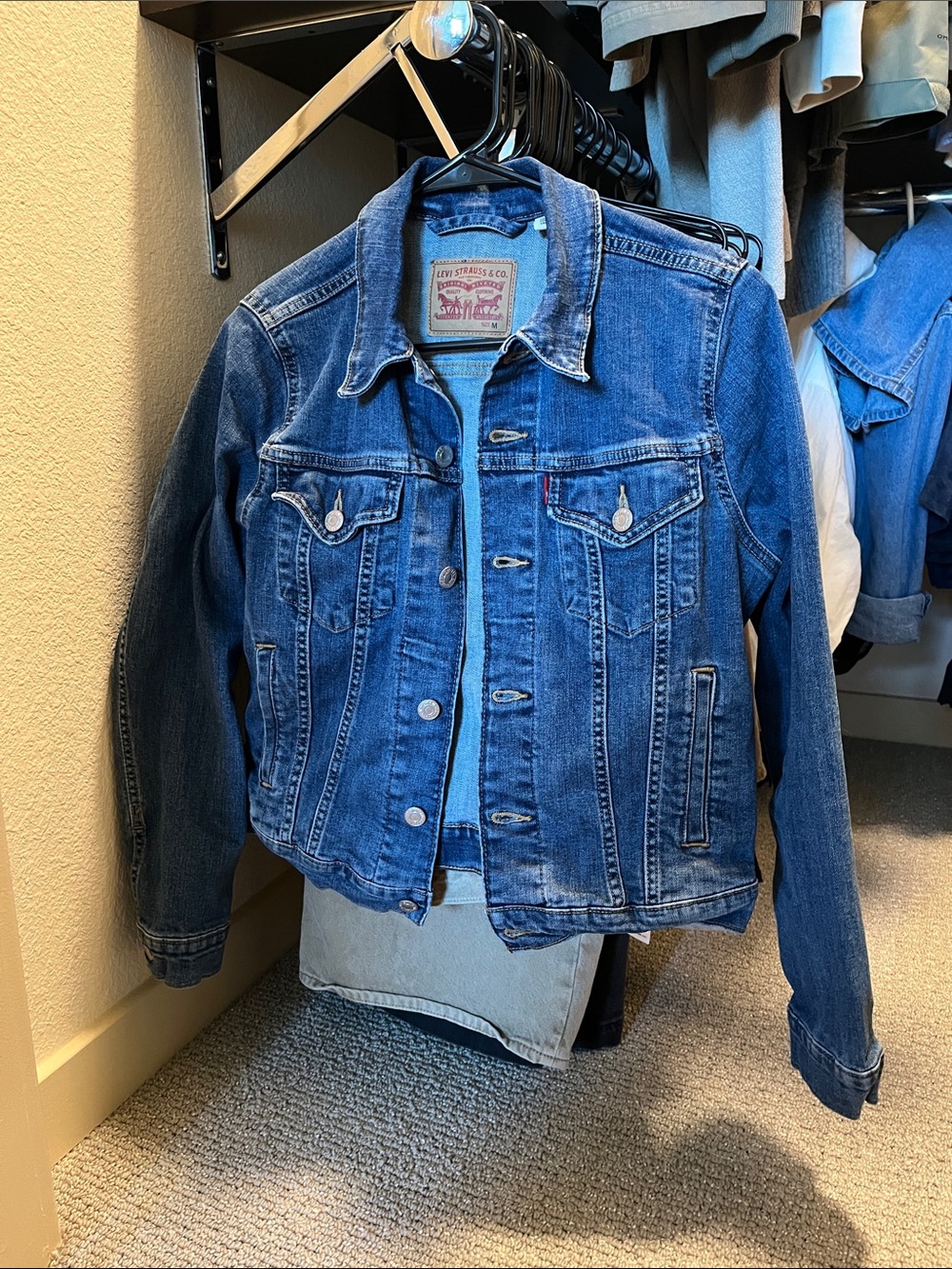 Levi's Classic Medium Wash Blue Denim Jean Jacket, Medium.